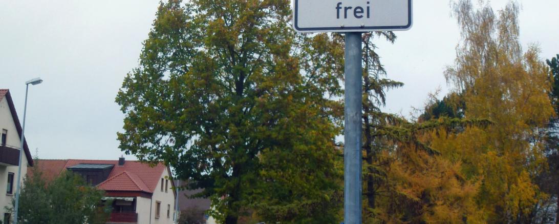 Pressefoto Beschilderung Kerschensteiner Straße Hochformat - Bild Fabian Makolla