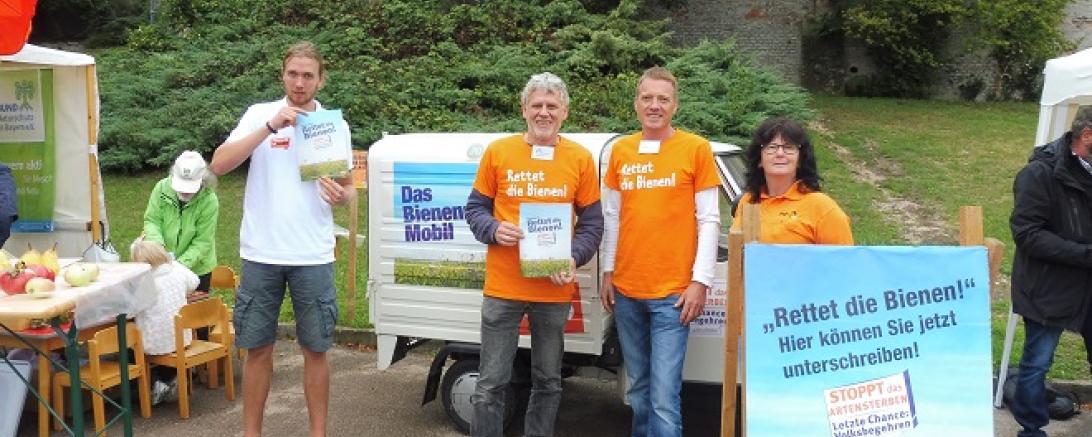 Die fleißigen Unterschriftensammler - Rettet die Bienen