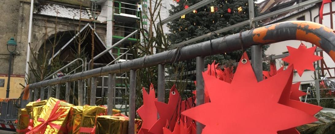 Weihnachtsbaum schmücken Marktplatz Nördlingen