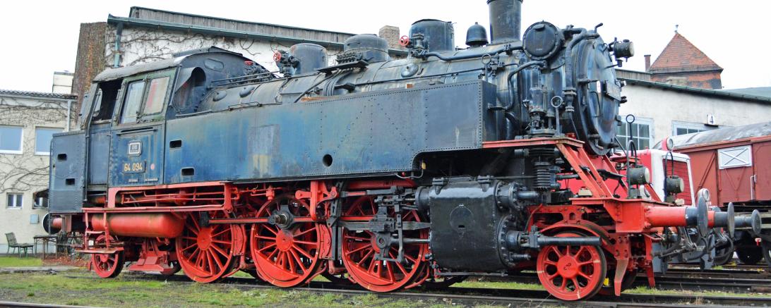 Auf dem Bild zu sehen ist die Dampflokomotive 64094 