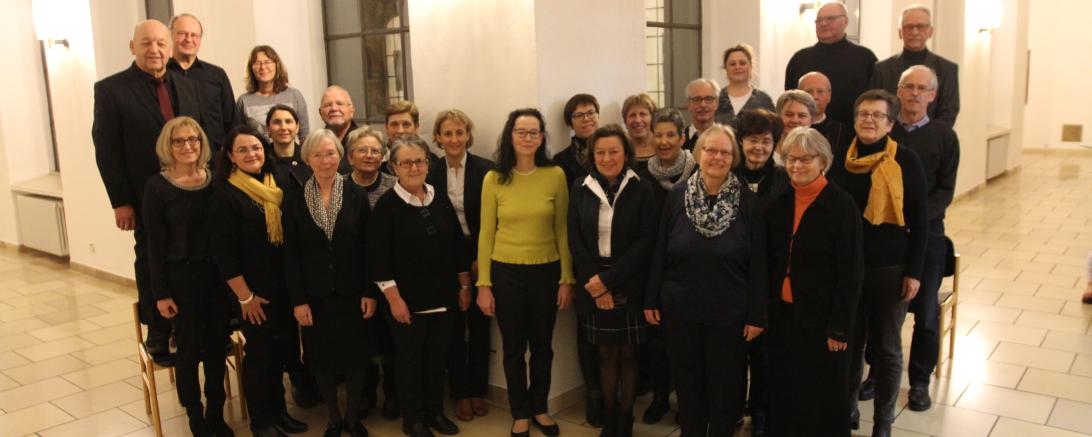 Maria Steffek mit den Sängern des Crescendo-Chores