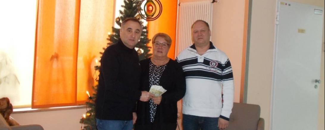 Unser Bild zeigt Dr. Thomas Handschuh (Chefarzt Anästhesie), Roswitha und Jürgen Kampfinger bei der Spendenübergabe. 