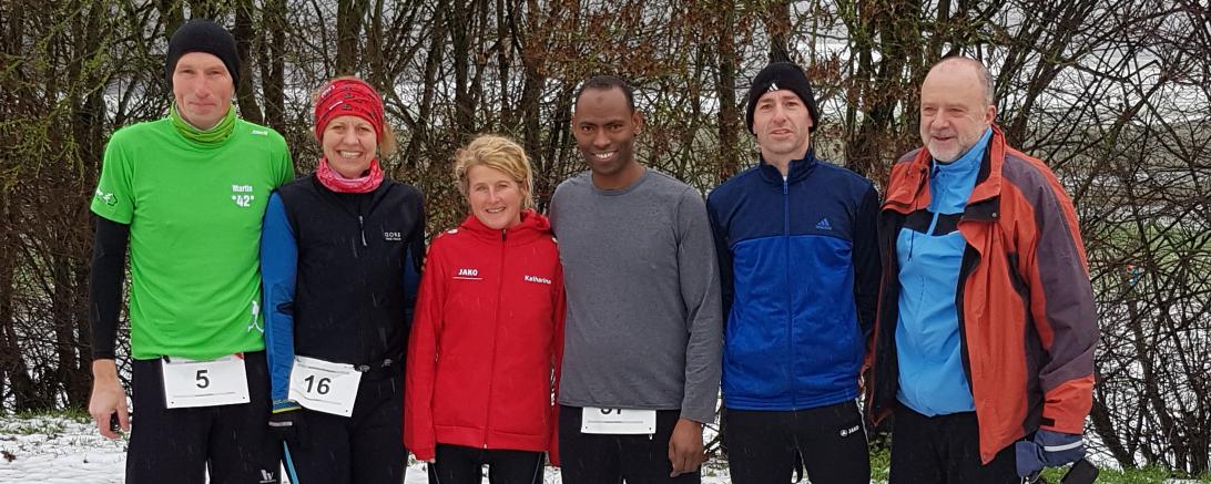 Die erfolgreichen Läufer von (links): Martin Bickel, Simone Lechner, Katharina Kaufmann, Sufiaan Ashaaloo, Herbert Wilhelm und Robert Kleinle (1.Vorsitzender LG Donau-Ries). 