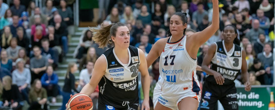 Geburtstagskind und Kapitänin Laura Geiselsöder musste auf der ungewohnten großen Position aushelfen, hier gegen Freiburgs Reboundkönigin Caron-Goudreau.