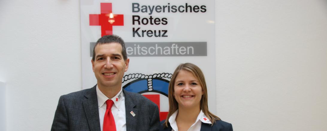 Der Kreisgeschäftsführer Herr Lettenbauer gratuliert Frau Kunkel zur bestandenen Prüfung und wünscht ihr viel Erfolg bei der Weiterentwicklung des Betrieblichen Gesundheitsmanagement.