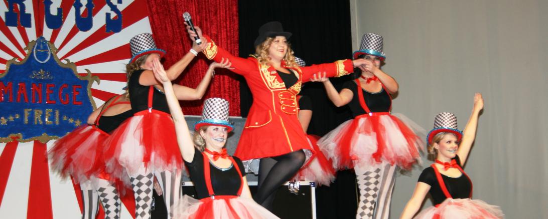 Welcome to Circus Huisheim. Präsidentin Nadine Strauß begrüßte die Gäste.