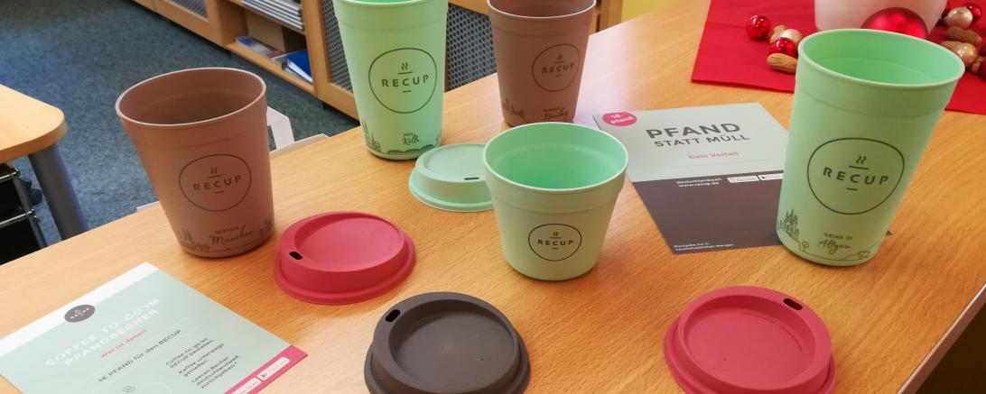 Auf dem Foto sieht man die Beispielbecher der Firma reCup
