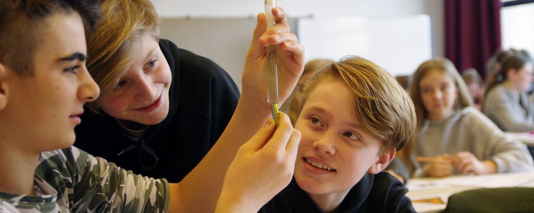 Das Bild zeigt Schüler der Realschule Rain, die mit Nanotechnologie experimentieren.