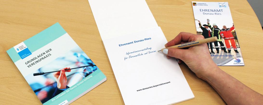 Auf dem Bild sind Ehrenamtsbroschüren des Landkreises Donau-Ries zu sehen. 