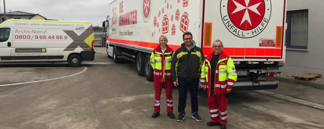 Geschäftsführer Hans-Joachim Meinert mit den beiden Helfern der Johanniter.