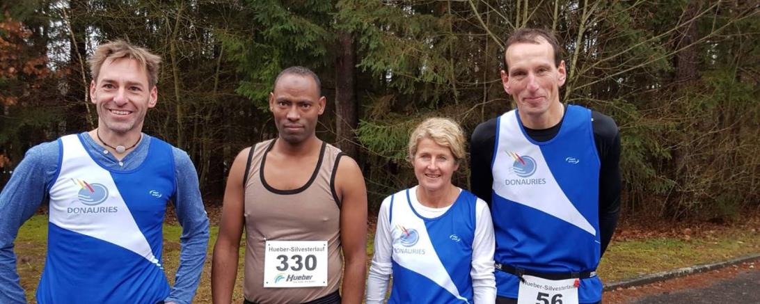 Die Läufer des TSV Oettingen beim Silvesterlauf in Pleinfeld. 