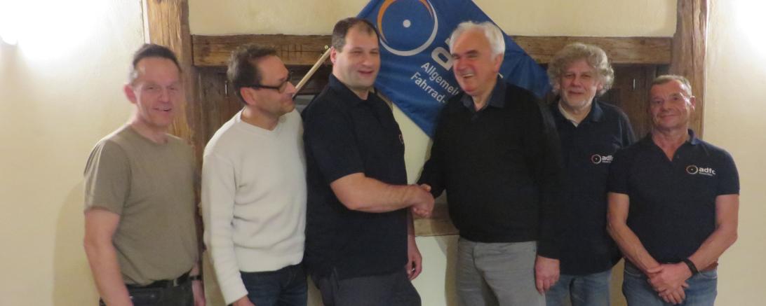 Schatzmeister Vitus Stürber  gratuliert dem 1. Vorsitzenden Udo Niemeyer. 