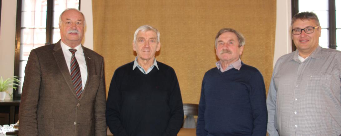 (v. l.): Oberbürgermeister Hermann Faul, Heinz Lutz, Friedrich Bissinger stellv. Obmann der Feldgeschworenen von Nördlingen und Ordnungsamtsleiter Jürgen Landgraf