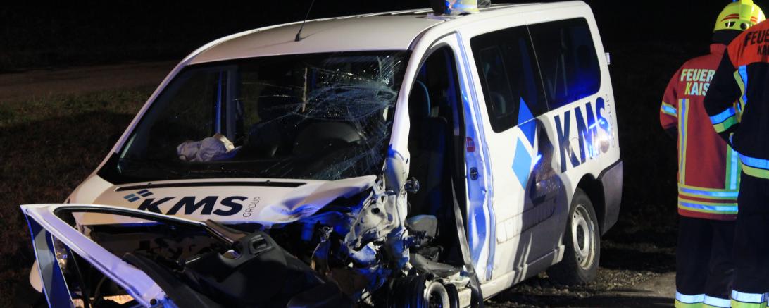 Das Bild zeigt einen beschädigter Unfallwagen.