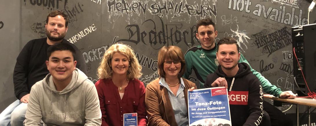 Bürgermeisterin Petra Wagner zusammen mit den Mitgliedern des Juze Oettingen. 