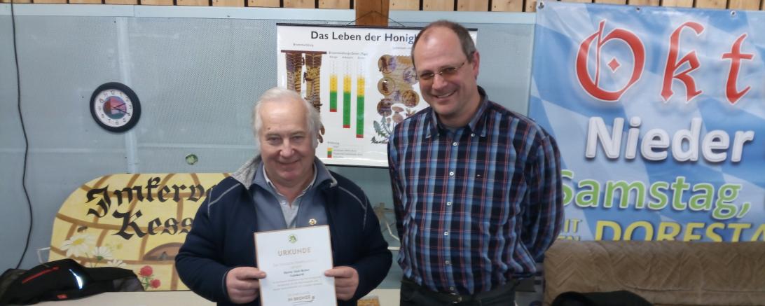 Hier sieht man Alois Reiter und Reinholdschwarz bei der Jahresversammlung des Imkerverein Kesseltal.