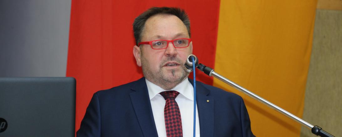 Auf dem Bild ist Joseph Mayer, Bürgermeister aus Wallerstein zu sehen. 