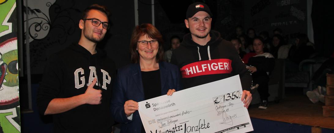 Das bild zeigt Pascal Lanzendörfer, Max Wagner und Petra Wagner bei der Scheckübergabe. 