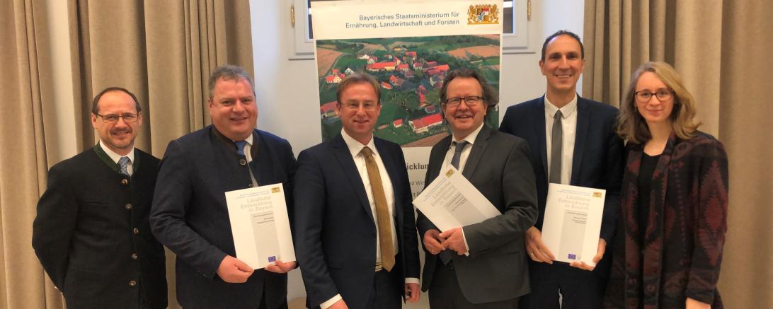 Die Übergabe der Förderbescheide 