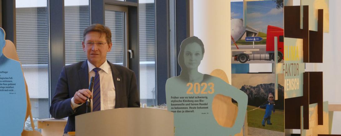 Landrat Stefan Rößle in der Ausstellung "Klima Faktor Mensch" 