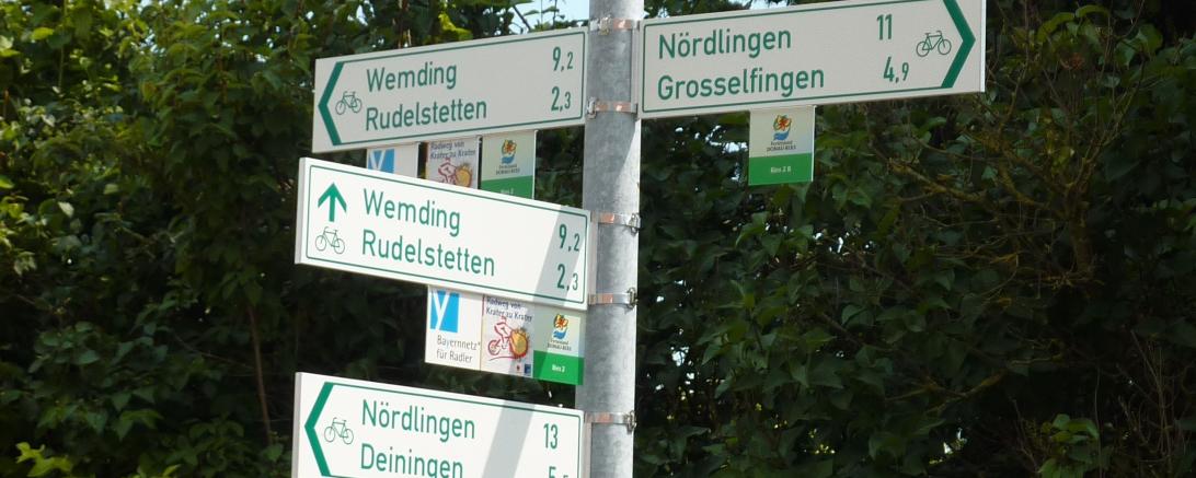 Hier sieht man eine Radwegbeschilderung im Ries.