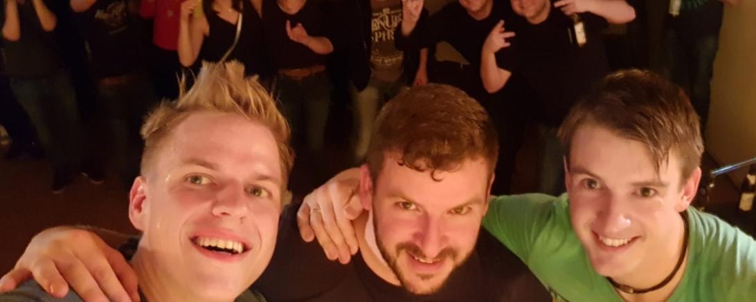 Benedikt Bigler, Thomas Späth, Stefan Späth nach dem Abschiedskonzert mit einem Teil ihrer Fans