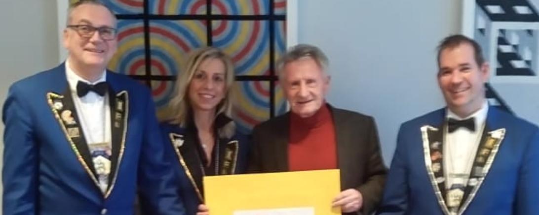 von rechts nach links: Präsident Ulrich Reitschuster, Firmenchef Helmut Unger, Jugendleitung Sabine Schimmer, 2. Präsident Michael Schimmer