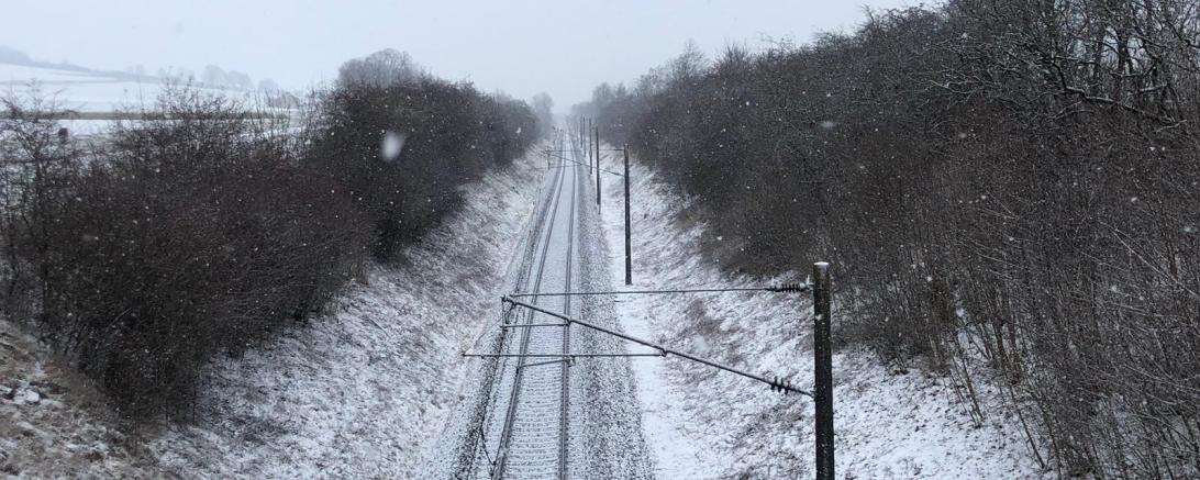Verschneite Bahnstrecke 