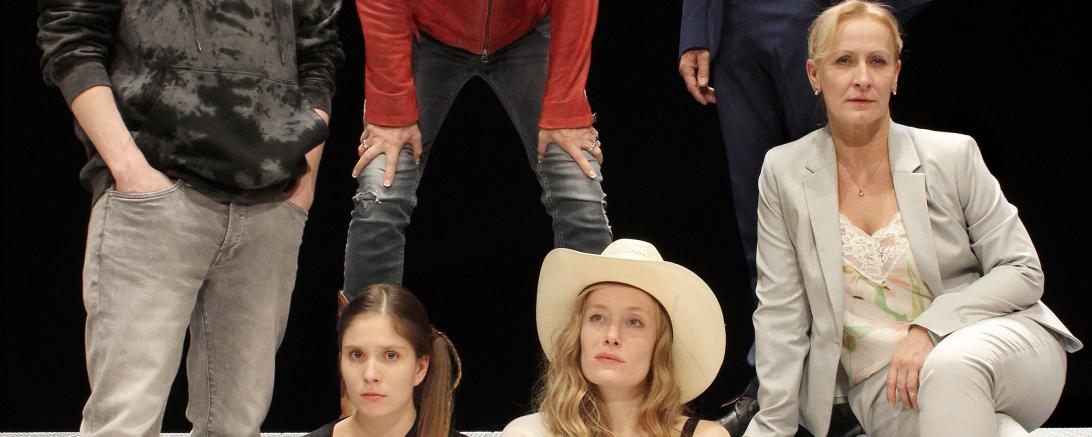 Auf diesem Bild sieht man die Schauspieler des Theaterstücks "Wunschkinder".