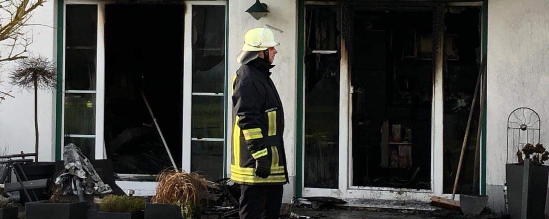 Das Bild zeigt ein Haus im Donauwörther Härpferpark nach einem Wohnungsbrand.