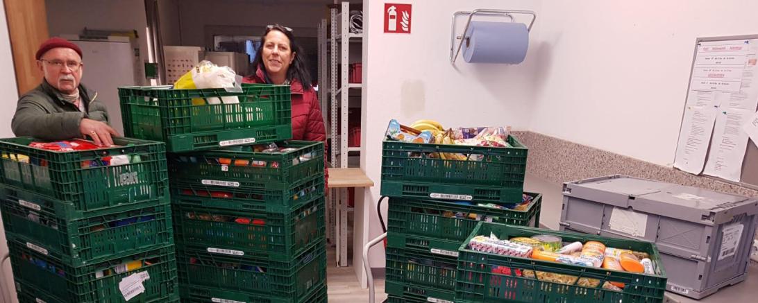 Der Rotaract-Club sammelte am 15. Dezember in Rain am Lech für die Donauwörther Tafel Lebensmittel und Kosmetika. 