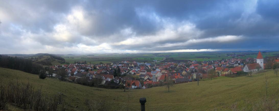Von der Aussichtsplattform aus hat man einen tollen Blick auf Mönchsdeggingen.