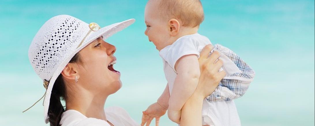 Frau hebt Baby in die Luft