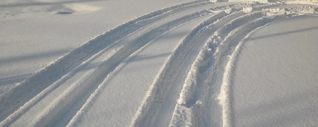 Schneespuren von Auto 