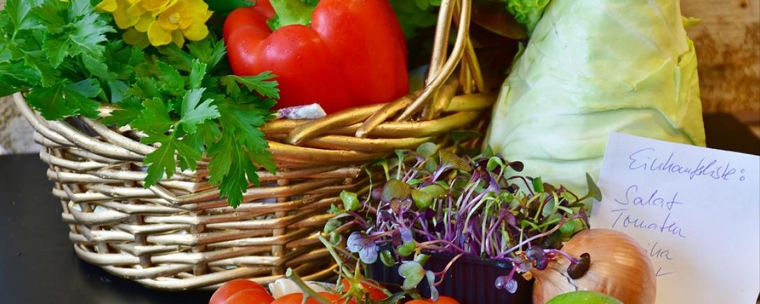 Das Bild zeigt Gemüse in einem Einkaufskorb. 