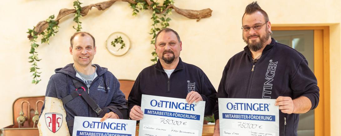 Die drei Gewinner der jüngsten Auslosung zur vierteljährlichen Mitarbeiterförderung am Standort Oettingen der Oettinger Brauerei: (v.l.) Ulrich Reuter, Günter Walter und Thomas Simon. 
