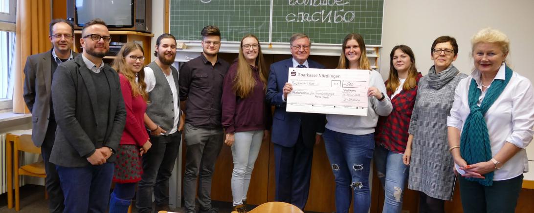 Die Förderung über 500 € übergab Herr Karlheinz Wiesinger, Vorstandsmitglied der Sparkasse Nördlingen, an die Fachakademie für Sozialpädagogik Maria Stern.