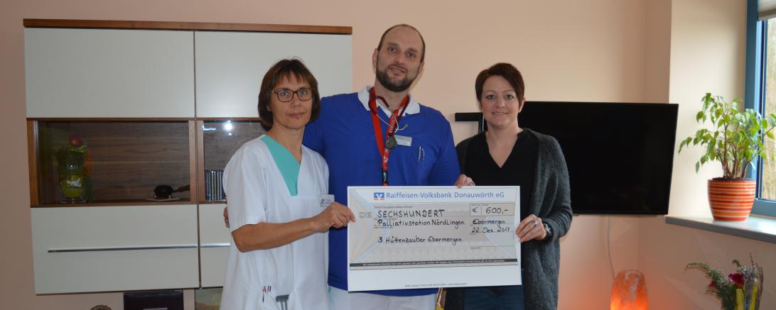 Stellvertretend für das Team des Ebermergener Hüttenzauber übergab Tanja Hanisch (rechts im Bild) die Spende in Höhe von 600 Euro an Oberarzt Thomas Hofmann und Sigrid Neumann (Pflegekraft auf der Palliativstation). 