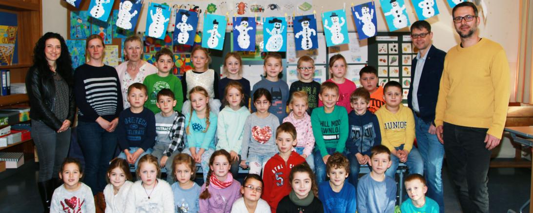Das Bild zeigt Schüler der Max-Dünßer-Grundschule Wallerstein.