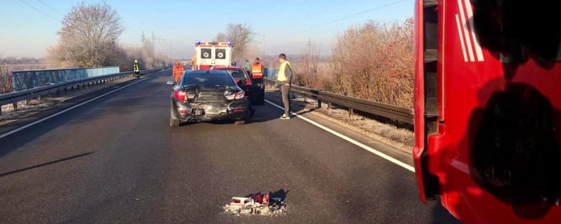Aus Unachtsamkeit fuhr ein Lkw auf einen gerade vor ihm zum Stillstand gekommenen Pkw auf und schob dieses auf einen weiteren stehenden Pkw.
