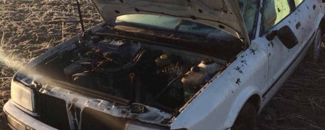 Kurz vor Ortsbeginn von Auchsesheim geriet ein Pkw-Fahrer nach rechts auf das Bankett, übersteuerte seinFahrzeug und kam schließlich nach ca. 8 m im Graben auf der Seite zum Liegen.