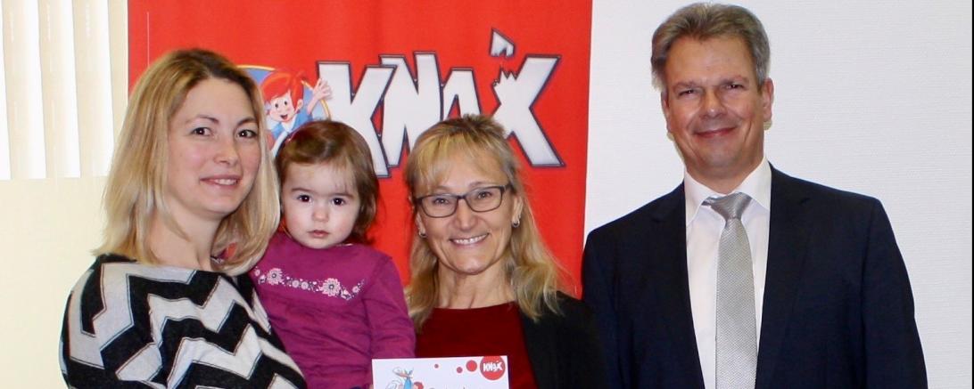 Tanja Gruber mit Baby Fanny, Kundenberaterin Inge Groß und Leiter des Privatkundenbereichs Sandro Weber von der Sparkasse Nördlingen