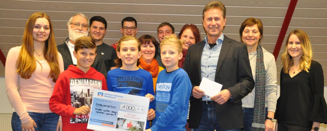 Das Bild zeigt die Spendenübergabe an das Wechinger Weihnachtsmarkt-Team.