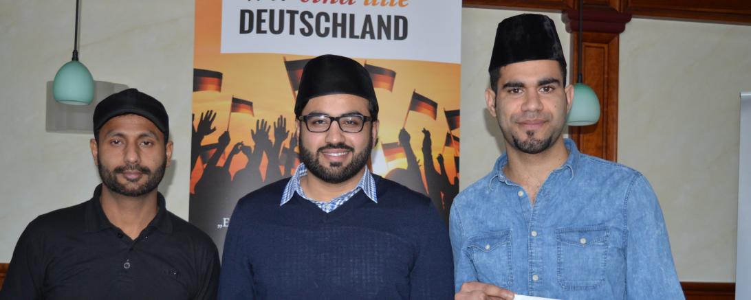 Das Bild zeigt Mitgleider der Ahmadiyya Muslim Jamat bei einer Pressekonferenz in Donauwörth. 