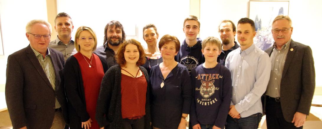 Das beigefügte Foto zeigt die Geehrten sowie den 2. Bürgermeister Johann Roßkopf (links außen), Sportreferent Dieter Langer (rechts außen) und den 1. Vorsitzenden der Wemdinger Judofreunde Stefan Herzner (2.v.l)