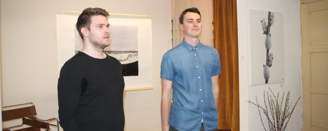 Das Bild zeigt Stefan Seiler (links) und Wolf Gruber bei ihrer Galerieröffnung.