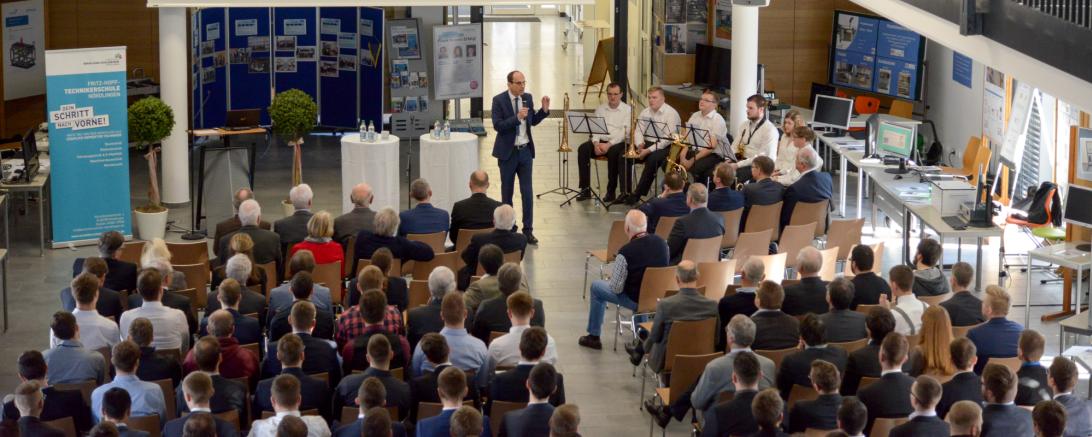 Das Bild zeigt die Feierlichkeiten zum 25-jährigen Jubiläum der Fritz-Hopf-Technikerschule.