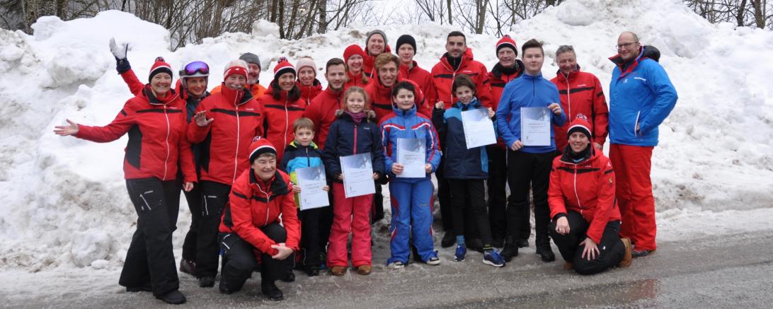 Skilehrerteam der 1. donauwörther skischule zusammen mit den Gewinnern.