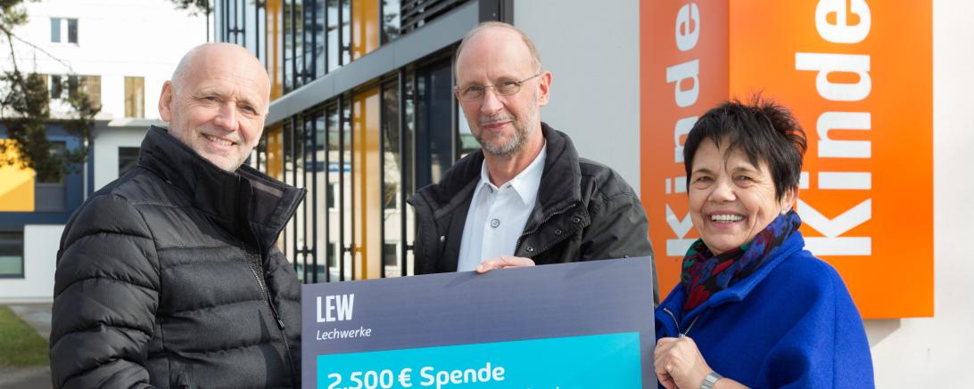 Das Bild zeigt LEW-Kommunalbetreuer Ulrich Endraß, Peter Hilden, Arbeitssicherheit bei LEW, und Vereinsvorsitzende Rosmarie Schweyer. 