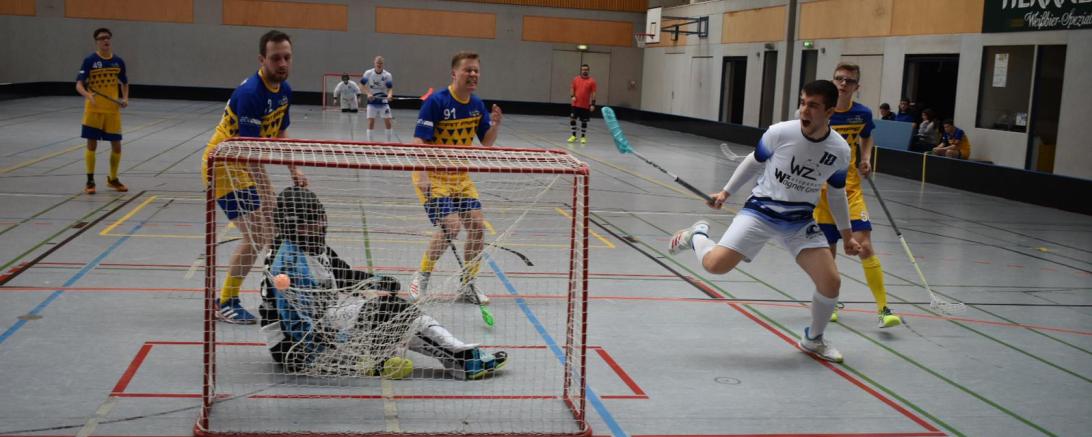 Im Bild Adrian Bettendorf (in weiß) beim 5:5 Treffer für Donau Floorball. 